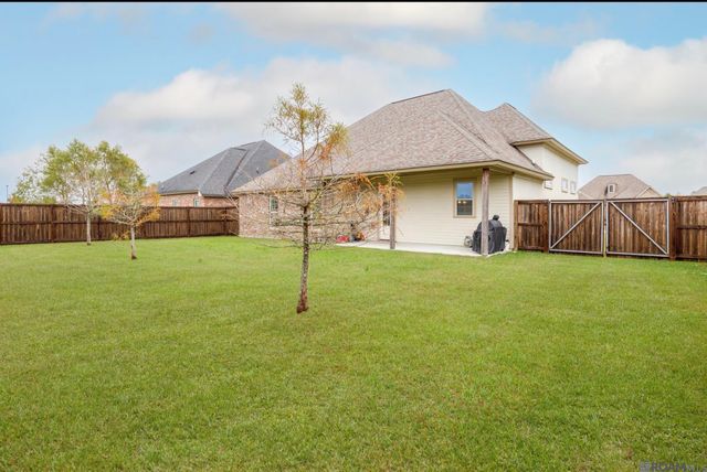 3421 Meadow Grove Dr, Zachary, LA 70791