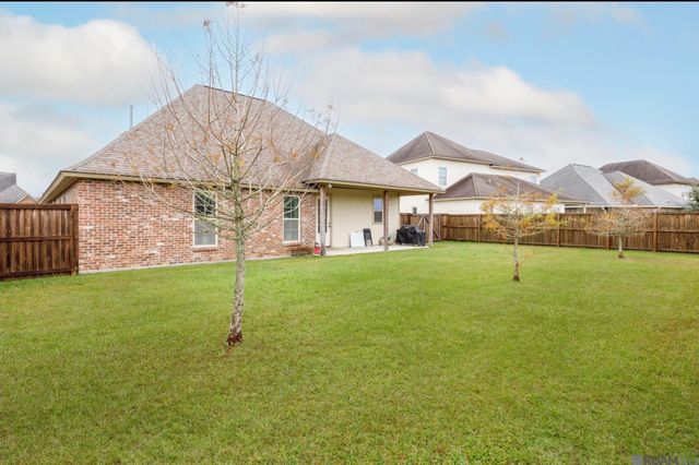 3421 Meadow Grove Dr, Zachary, LA 70791