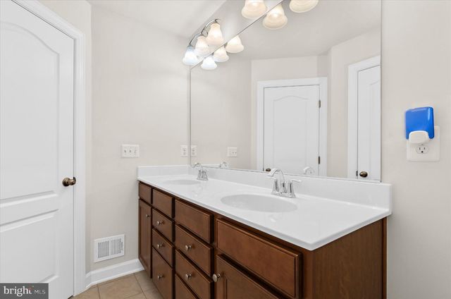2119 GARDEN GROVE LN, Mitchellville, MD 20721