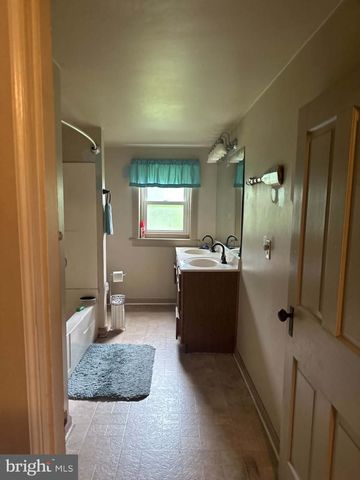 10194 JONESTOWN RD, Grantville, PA 17028