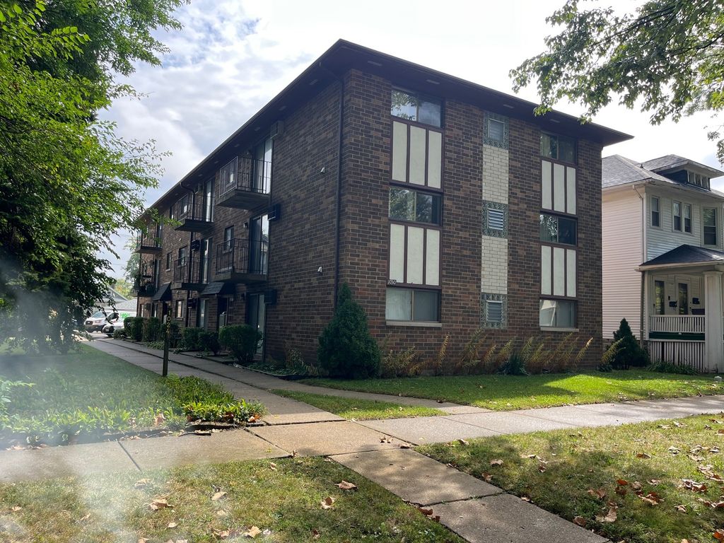 1030 dunlop 1E, Forest Park, IL 60130
