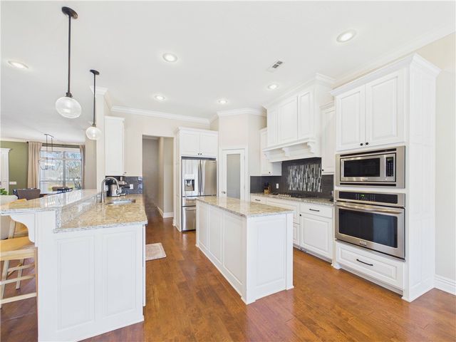 5706 W Lakewood Drive, Rogers, AR 72758