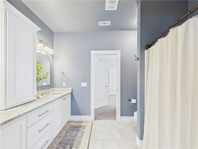 5706 W Lakewood Drive, Rogers, AR 72758