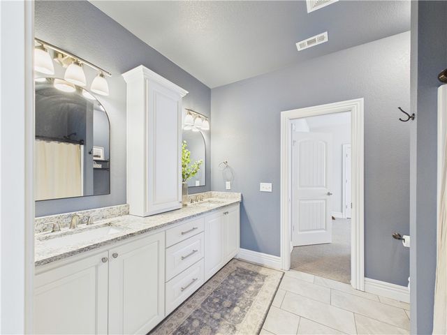 5706 W Lakewood Drive, Rogers, AR 72758