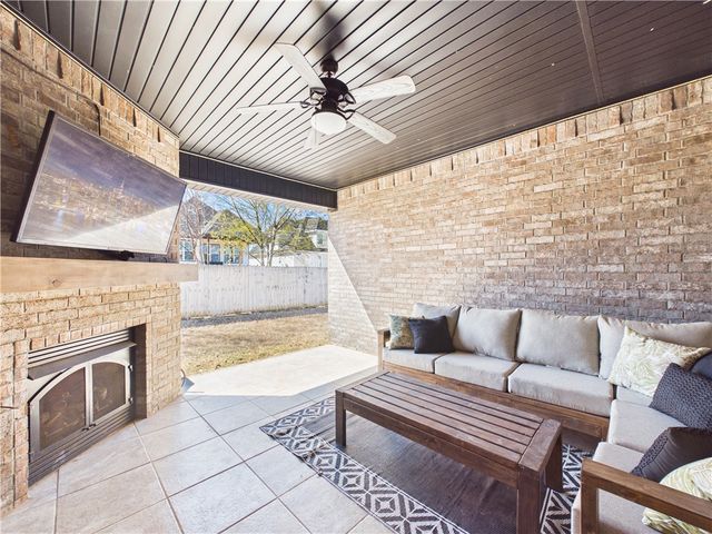 5706 W Lakewood Drive, Rogers, AR 72758