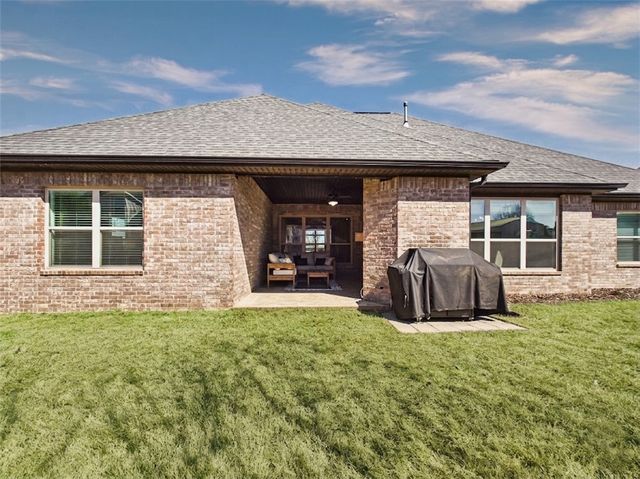 5706 W Lakewood Drive, Rogers, AR 72758