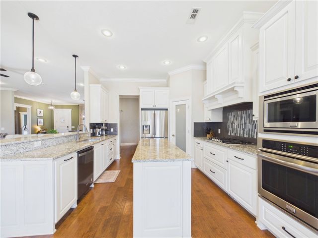 5706 W Lakewood Drive, Rogers, AR 72758