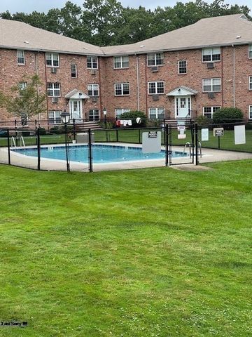 12 Colonial Village Dr 1, Arlington, MA 02474