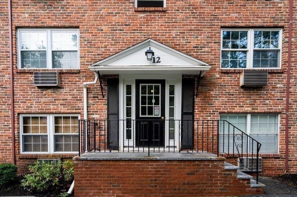 12 Colonial Village Dr 1, Arlington, MA 02474