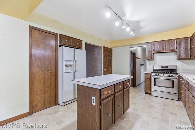 16089 Cambell Drive, Macomb, MI 48044