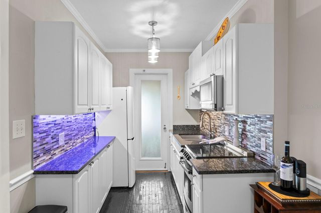 130 4TH AVENUE N 105, St Petersburg, FL 33701