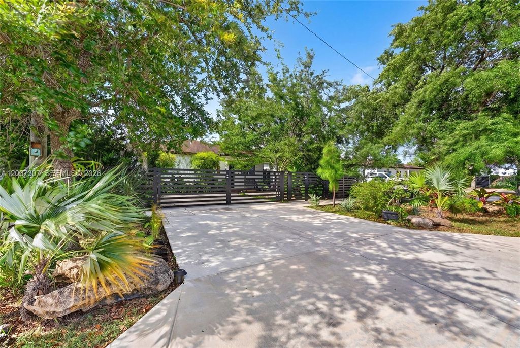 12310 SW 216th St, Miami, FL 33170