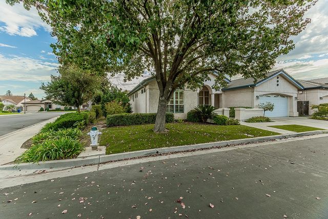 873 E Green Acres Drive, Fresno, CA 93720