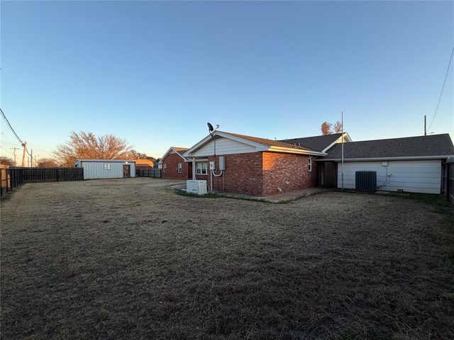 705 E Whitmer, Sentinel, OK 73664