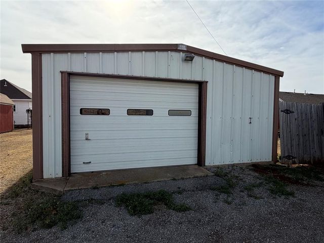 705 E Whitmer, Sentinel, OK 73664