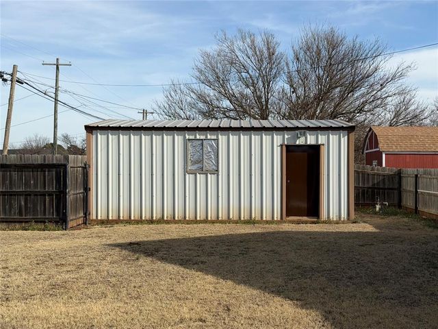705 E Whitmer, Sentinel, OK 73664