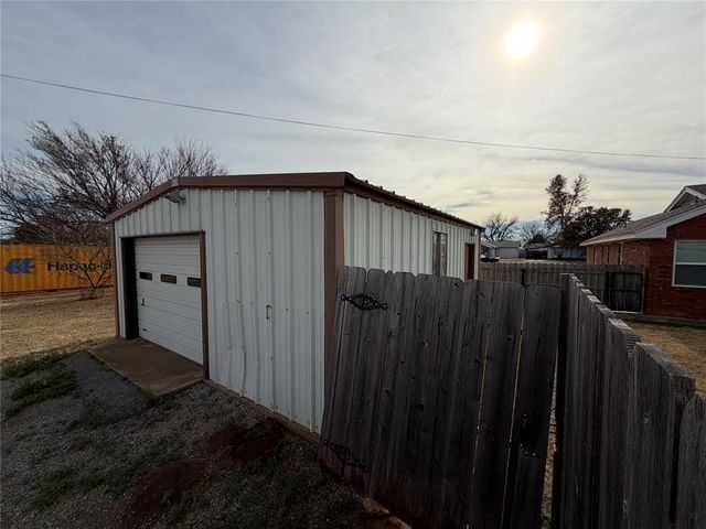 705 E Whitmer, Sentinel, OK 73664