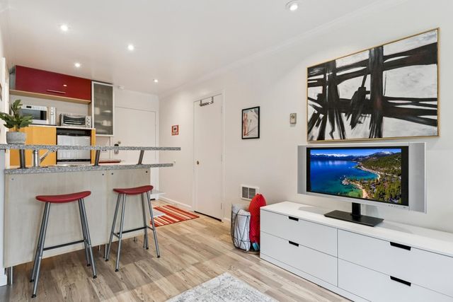 11589 Snowpeak Way Unit 105, Truckee, CA 96161