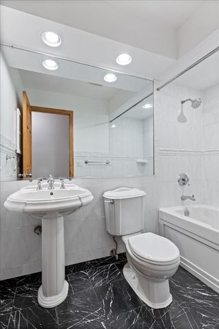 414 S Dee Road, Park Ridge, IL 60068