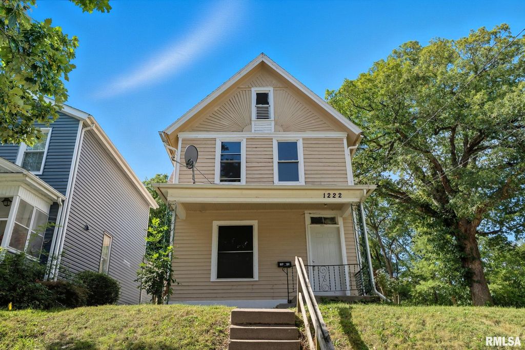 1222 PERSHING Street, Davenport, IA 52803