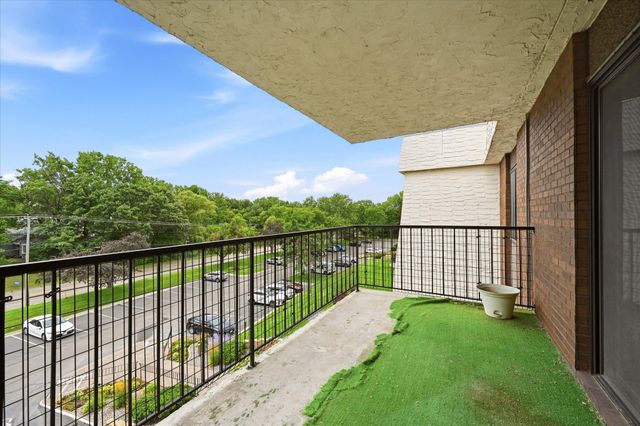 2455 Londin Lane E 417, Maplewood, MN 55119