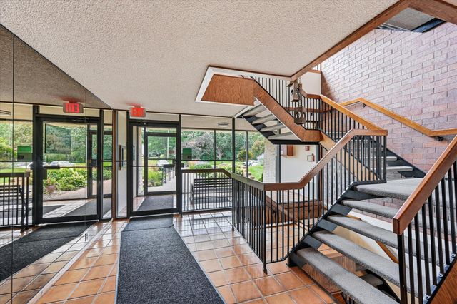 2455 Londin Lane E 417, Maplewood, MN 55119