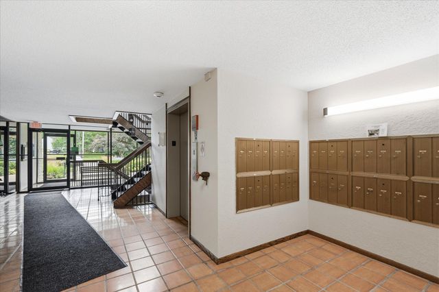 2455 Londin Lane E 417, Maplewood, MN 55119