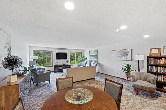 2455 Londin Lane E 417, Maplewood, MN 55119