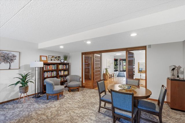 2455 Londin Lane E 417, Maplewood, MN 55119