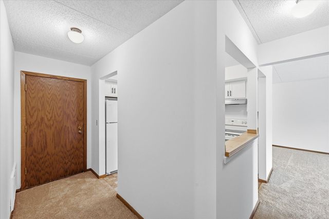 2455 Londin Lane E 417, Maplewood, MN 55119