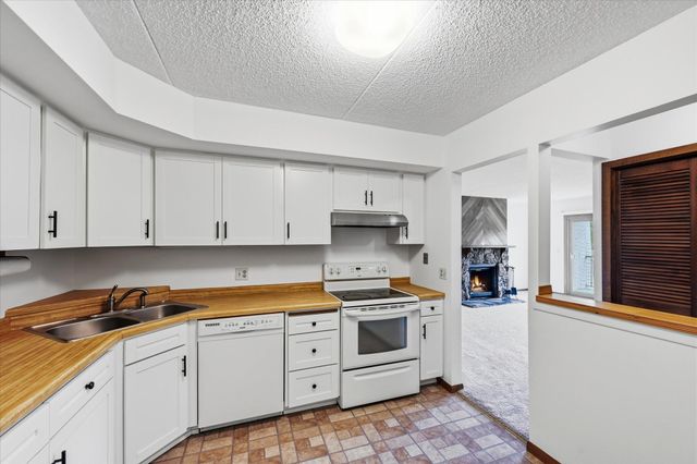 2455 Londin Lane E 417, Maplewood, MN 55119