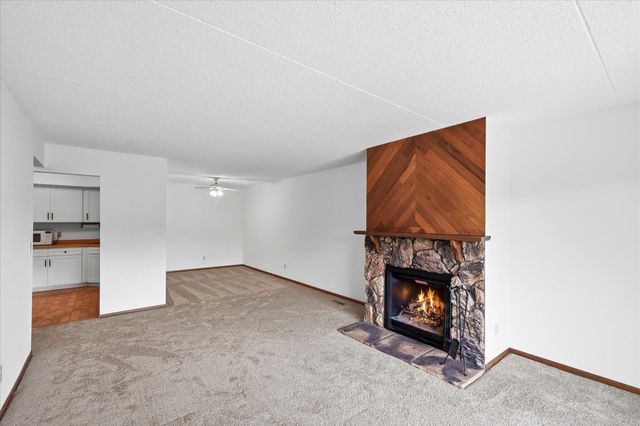 2455 Londin Lane E 417, Maplewood, MN 55119