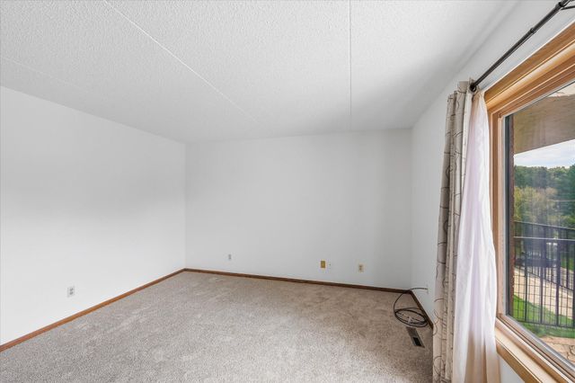 2455 Londin Lane E 417, Maplewood, MN 55119