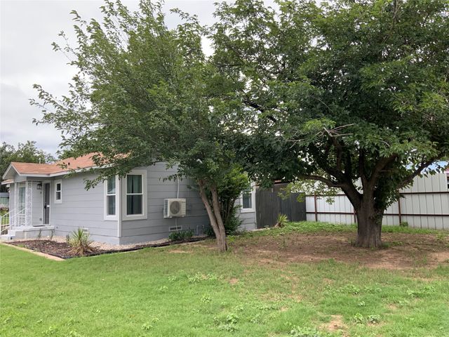 215 S 4th Street, Jacksboro, TX 76458