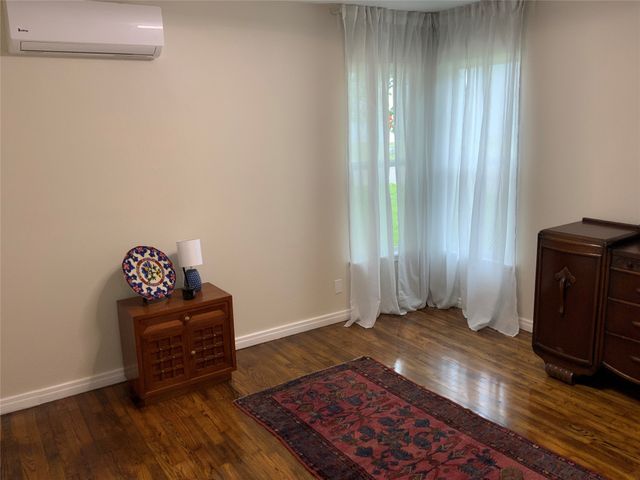 215 S 4th Street, Jacksboro, TX 76458