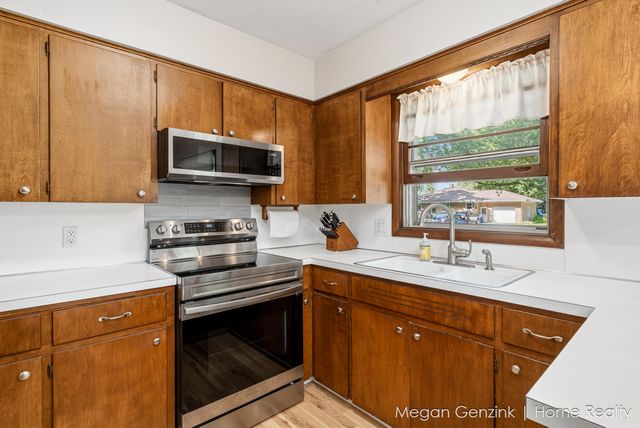 269 Cambridge Avenue, Holland City, MI 49423