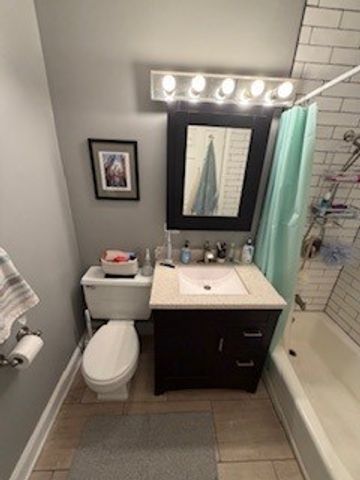 805 W Oakdale Avenue 2B, Chicago, IL 60657