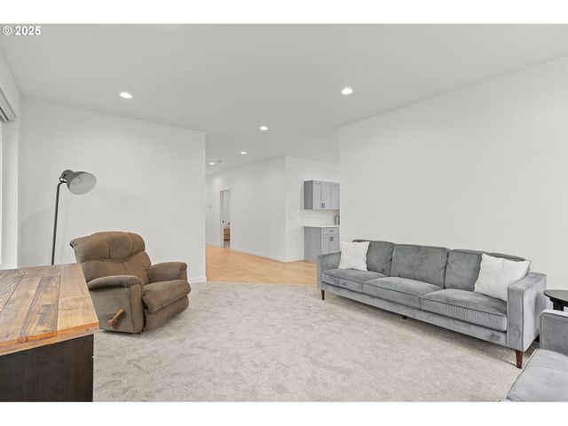 253 S GOBLE CREEK Rd, Kelso, WA 98626