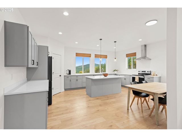 253 S GOBLE CREEK Rd, Kelso, WA 98626