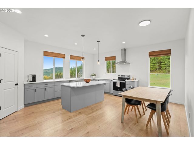 253 S GOBLE CREEK Rd, Kelso, WA 98626