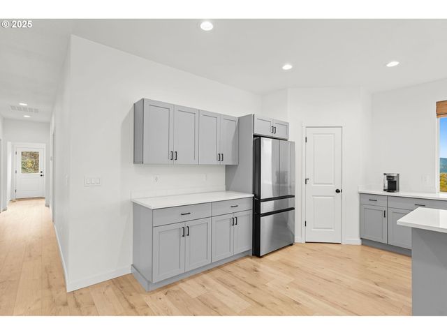 253 S GOBLE CREEK Rd, Kelso, WA 98626