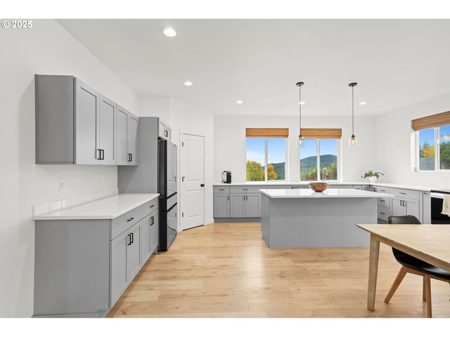 253 S GOBLE CREEK Rd, Kelso, WA 98626