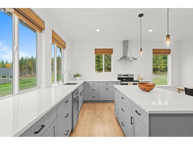 253 S GOBLE CREEK Rd, Kelso, WA 98626