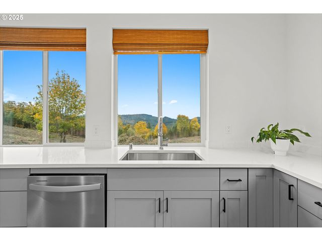 253 S GOBLE CREEK Rd, Kelso, WA 98626