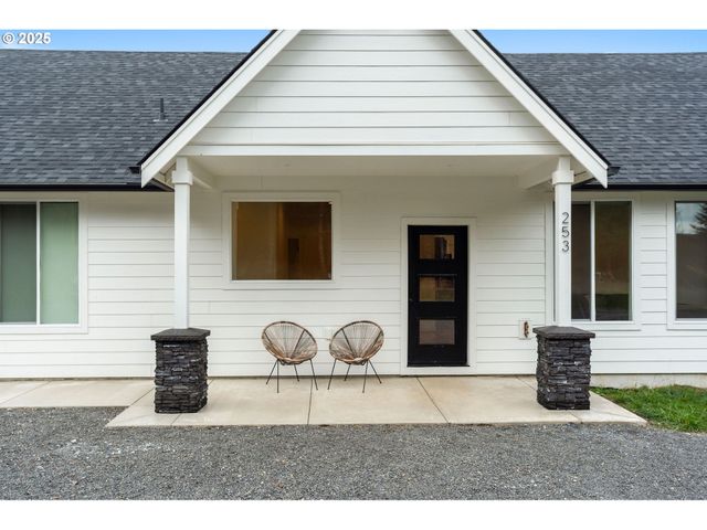 253 S GOBLE CREEK Rd, Kelso, WA 98626