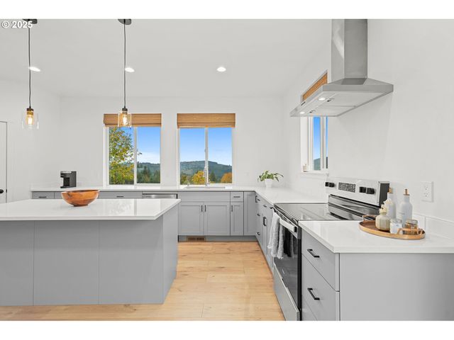 253 S GOBLE CREEK Rd, Kelso, WA 98626