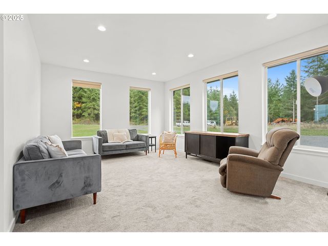 253 S GOBLE CREEK Rd, Kelso, WA 98626