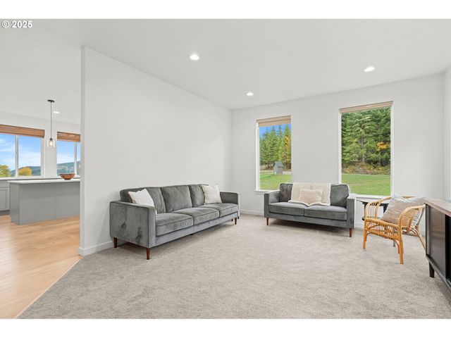 253 S GOBLE CREEK Rd, Kelso, WA 98626