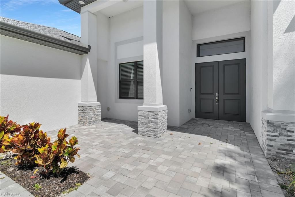 Image 4 of property listing at 635 NE 7th TER, Cape Coral, FL 33909