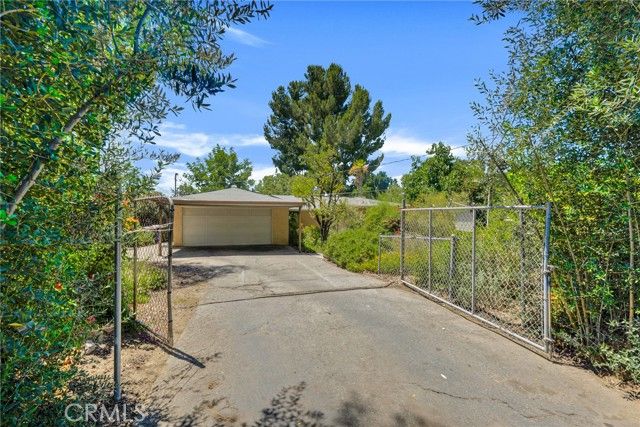 21724 Chatsworth Street, Chatsworth (los Angeles), CA 91311